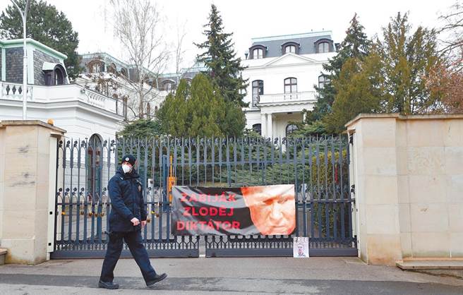 俄罗斯与捷克互相驱逐外交官，情势紧绷。图为俄罗斯驻捷克首都布拉格大使馆外，遭抗议人士挂布条，嘲讽俄总统普丁为「凶手，小偷，独裁者」。（美联社）