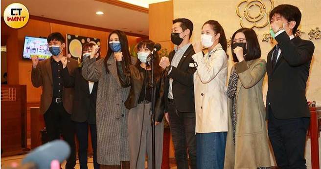 台北市议员林颖孟（左2）、林亮君（右3）、黄郁芬（右2）、高雄市议员黄捷（左4）去年因故愤而退出时代力量，如今失去党团资源得「自力更生」。（图／周志龙摄）