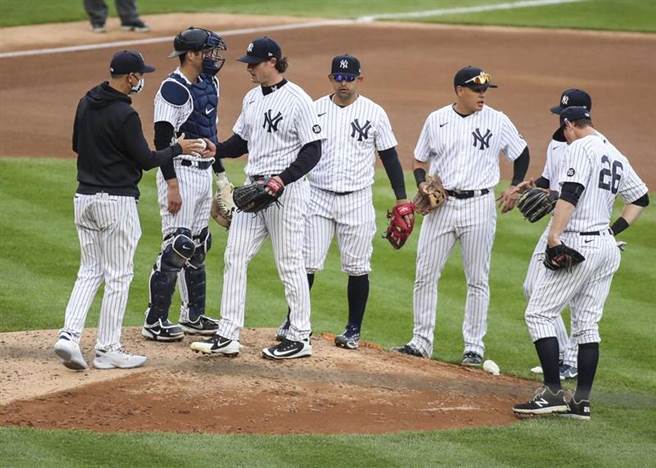 洋基在第7局换下先发投手寇尔(左三)，他缴出优质先发但吞下败投。（美联社）