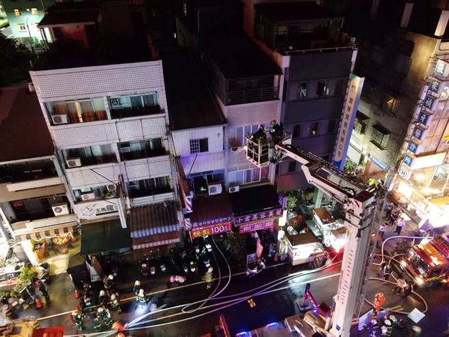 台中市中華路一棟民宅昨晚發生大火，導致3幼童命喪火場，消防員發現幼童全困在樓梯間轉角。(陳淑芬台中傳真)