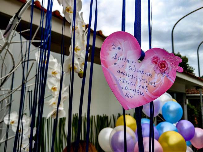 台铁太鲁阁号意外罹难者之一蔡哲珊，今天告别式，她的同学写下追思卡悼念。（李忠一摄）