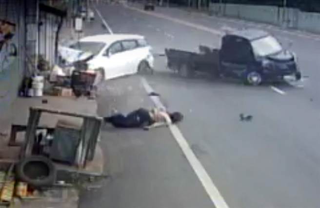 货车与休旅车对撞，司机飞弹出车外，倒地不起。（翻摄自监视器）