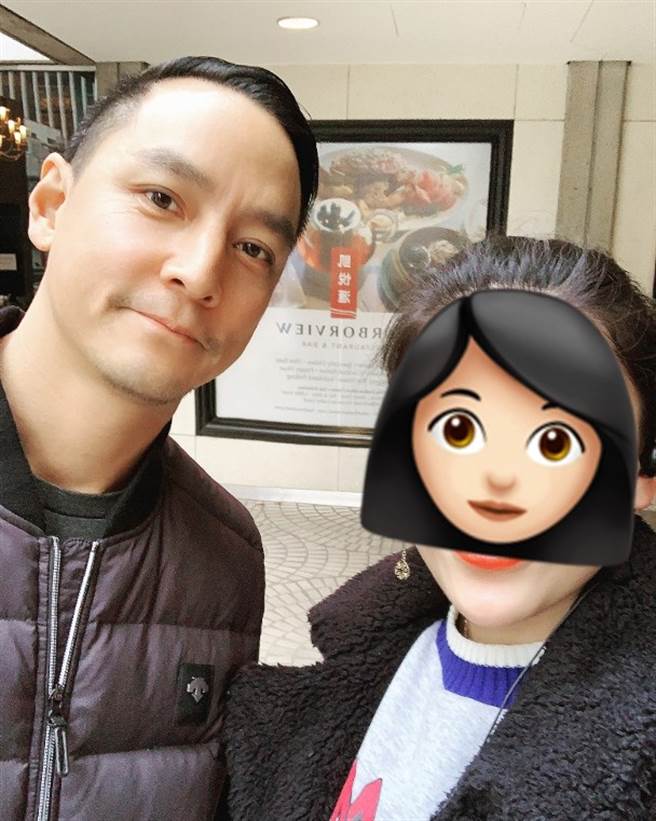 吴彦祖近日和网友合照，看起来一样英俊。（图／翻摄东网）