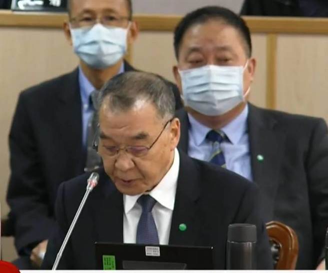 国防部长邱国正（前)，副参谋总长执行官徐衍璞（后）在立院备询。吕昭隆摄