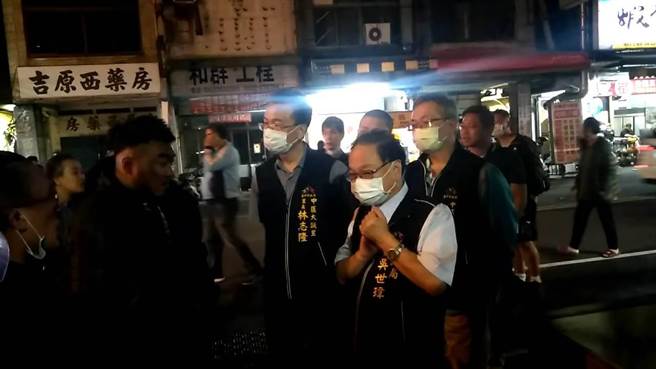 台中市中華路1民宅深夜失火，3童喪身火窟，台中市副市長黃國榮、民政局長吳世瑋到場關心、協助後續安置。（民眾提供／陳淑芬台中傳真）