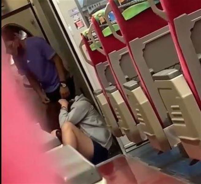 男子將女友拖到車廂與車廂中的空間毆打，打人聲音車廂內其他乘客都聽得到。（圖／翻攝自花蓮爆料公社）