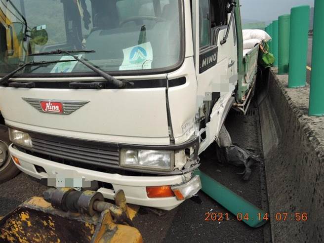 大貨車前輪爆胎失控，撞斷上百支防眩桿，左、右兩顆前輪輪胎皮全爆裂成碎片只剩下輪框扭曲變形，慘不忍睹。（國道七大隊提供／謝瓊雲彰化傳真）