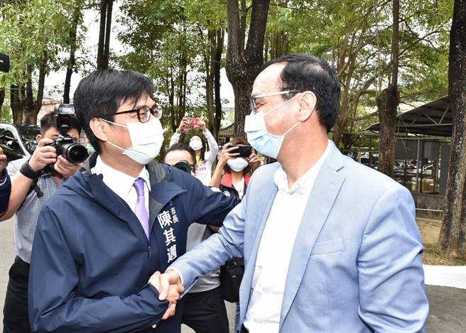 前新北市长朱立伦（右）19日南下高雄市燕巢区仁爱之家参加公益活动，高雄市长陈其迈（左）迎接。（林瑞益摄）