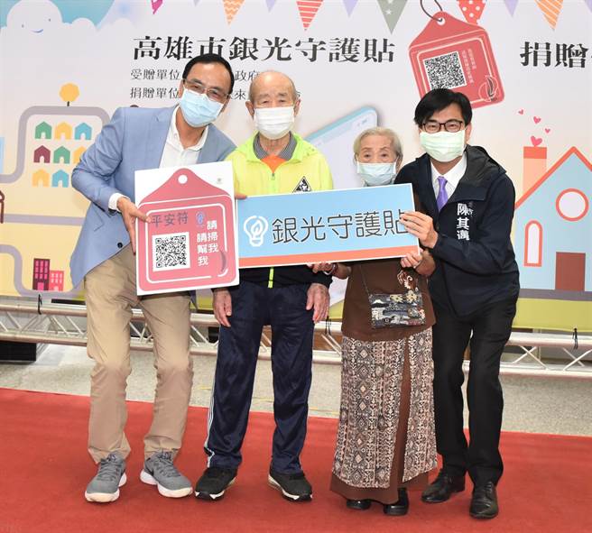 前新北市长朱立伦（左）与高雄市长陈其迈（右）19日一起到燕巢区仁爱之家关怀长辈。（林瑞益摄）