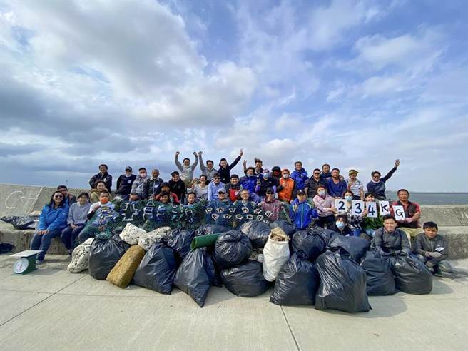 辰亚能源4月中旬举办彰滨工业区「崙尾东净滩活动」。（图／辰亚能源提供）