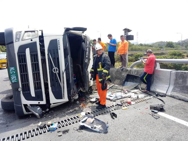 国道1号头屋交流道南下匝道转弯处，19日上午11点多发生大货车疑因车速过快翻覆。（苗栗县消防局提供／谢明俊苗栗传真）