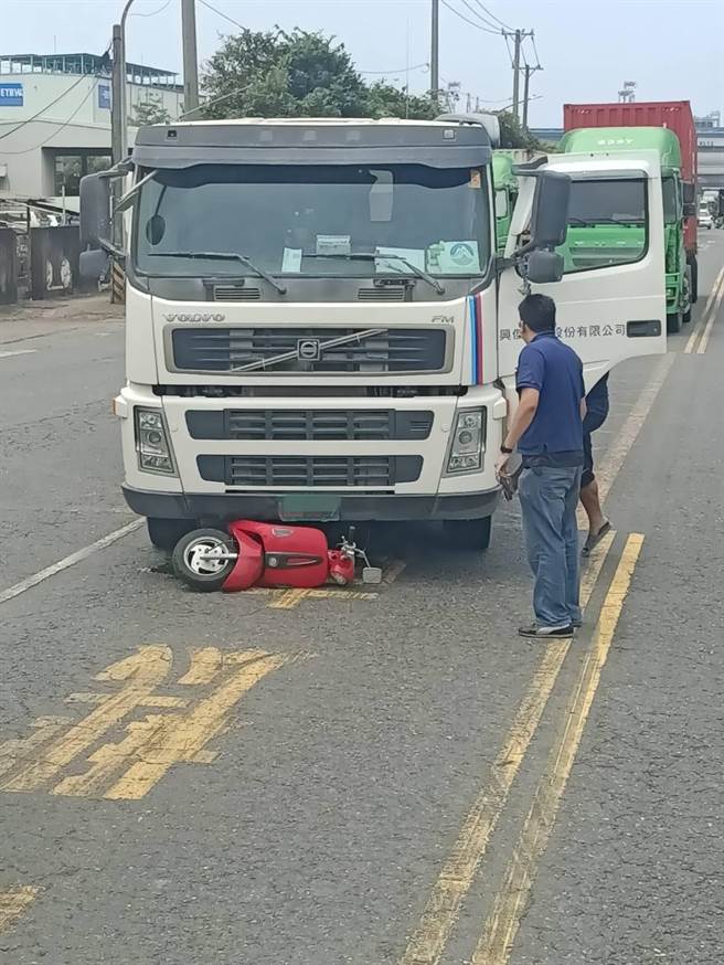 高雄前镇区今发生一起死亡车祸，骑车遭卷入车底拖行不治。（柯宗纬翻摄）