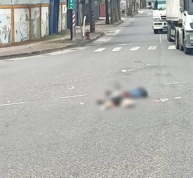 高雄前镇区今发生一起死亡车祸，骑车遭卷入车底拖行不治。（柯宗纬翻摄）