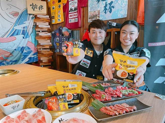 乾杯集团今(19)日宣布与7-ELEVEN推出第二弹联名新品，包括「乾杯炭火烧肉包」、「乾杯炭火烧肉烤饭糰」2款鲜食商品。（图／乾杯集团）　