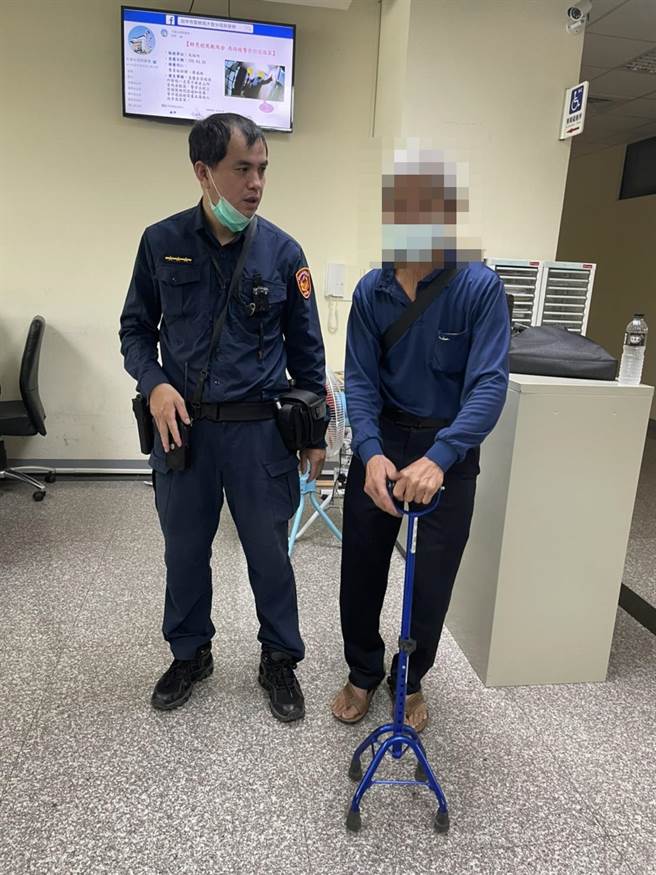 大雅派出所员警保住林男积蓄，林男十分感谢。（大雅警分局提供／陈淑娥台中传真）