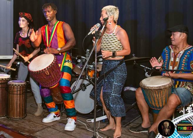 Senbe’声呗鼓舞乐团-Senbe’，是「力量」的意思。擅长以传统西非鼓曲搭配非洲舞蹈，结合传统歌曲与原民歌唱，分享非洲鼓舞文化之美。（新北市文化局提供）