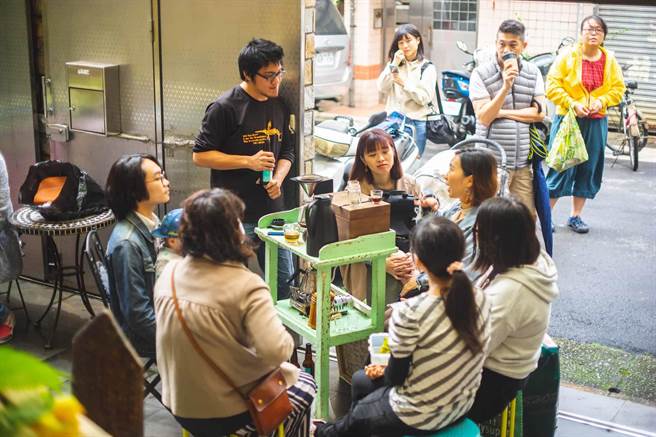 走进村民集会帐篷，可参与各种声音工作坊、互动体验，坐下来分享故事唱首歌。（新北市文化局提供）