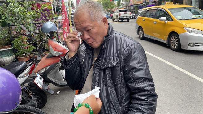 中市中华路1民宅深夜失火，3童丧身火窟，身亡的易姓小兄妹阿公到火场前关心，伤心得老泪纵横。（陈淑芬摄）