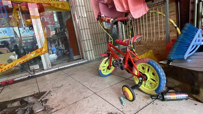 易姓小兄妹丧身火海，阿公他指着火场前的儿童脚踏车说：「我两个孙子都很喜欢骑这辆」。（陈淑芬摄）