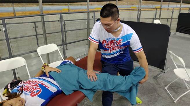 趙嘉豪老師為許多國手的指定物理治療老師。（柯宗緯翻攝）