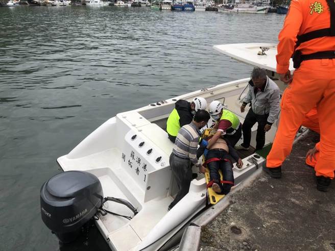 2名钓客因长浪袭来而落海，所幸2人均有穿着救生衣，被邻近渔船救起。（宜兰县消防局提供／李忠一宜兰传真）