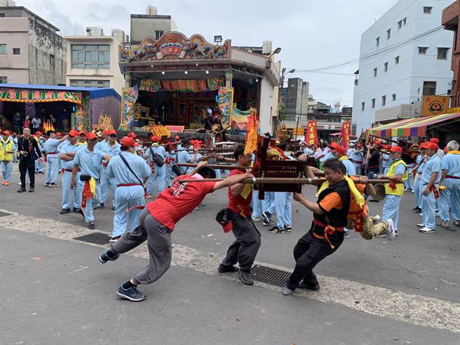 福海宫辅信王公「飞辇轿、过金火」是北台湾保留最盛大过金火传统文化。（姜霏摄）