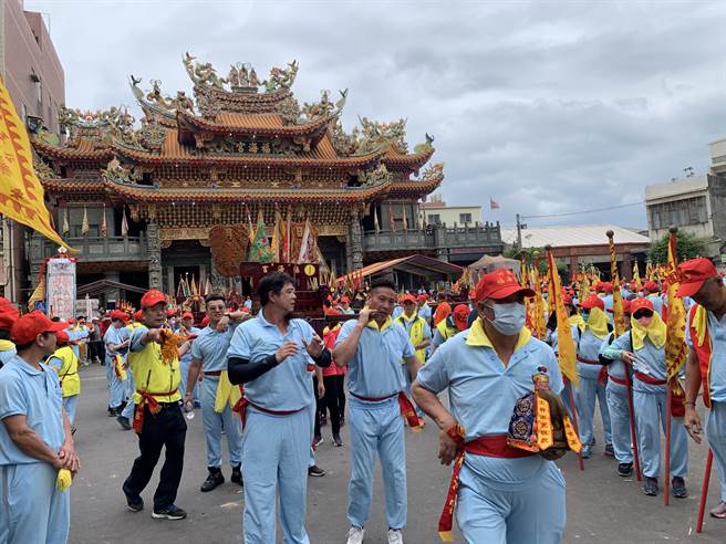 去年因疫情肆虐，福海宫停办庆典活动，今年则恢復正常，但参与过火的神轿限制30组。（姜霏摄）
