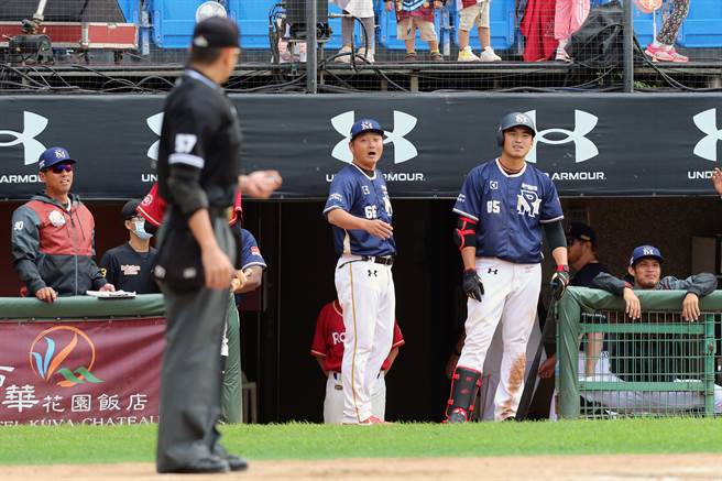 乐天桃猿18日与中信兄弟之战，4局下发生一垒审林金达单局2次误判，无奈猿队挑战次数已经用完，总教练曾豪驹（中）无法再提出电视辅助判决。（陈麒全摄）