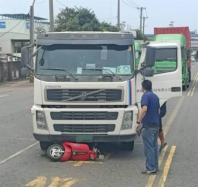 高雄前镇区今发生一起死亡车祸，骑车遭卷入车底拖行不治。（柯宗纬翻摄）