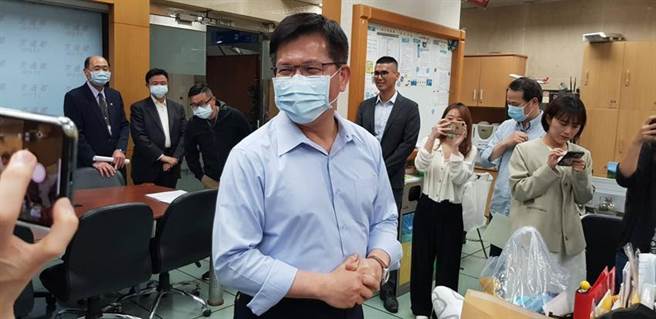 （图为20日将卸任的交通部长林佳龙，19日赴交通部记者室向媒体道别。图／郭建志摄）