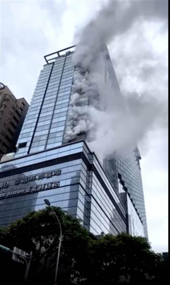 京站大楼5楼下午3点多发生火警，警消现已控制火势。（图/民眾提供）