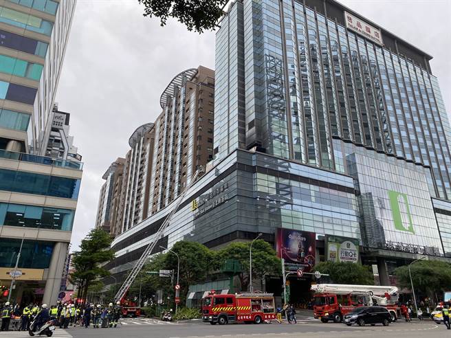 台北市華陰街、承德路口的京站大樓交九轉運站發生火警意外，消防局目前已派員趕往現場搶救中。(民眾提供)