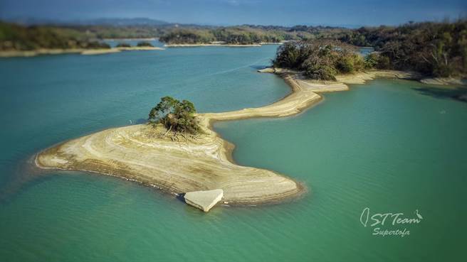 「石钢琴」其实是凉亭基座的一部分，10多前因土石流失而倒塌，基座至今都没拆除，形成民眾今天看到的「石钢琴」。（图／空拍玩家沈统斐授权提供）
