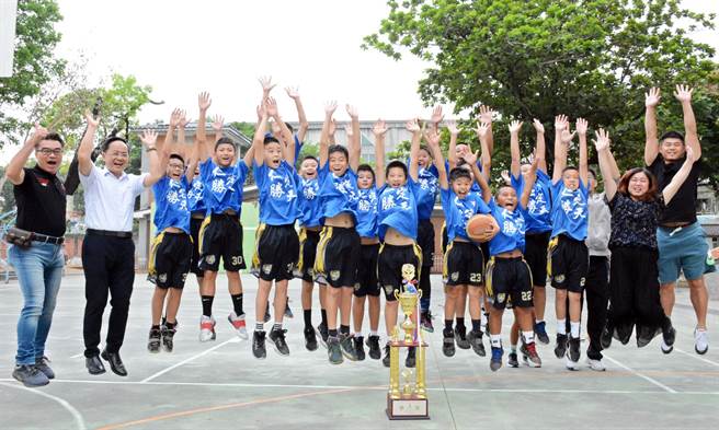 屏東市仁愛國小籃球隊成軍8年，克服先天劣勢，在全國賽拿下季軍佳績。（林和生攝）