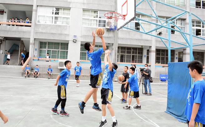 屏東市仁愛國小籃球隊在缺乏風雨球場等硬體設施挹注下，在全國賽中過關斬將、拿下季軍佳績。（林和生攝）