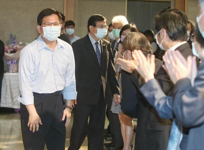 卸任的部长林佳龙在政务次长王国材陪同下进场。（赵双杰摄）
