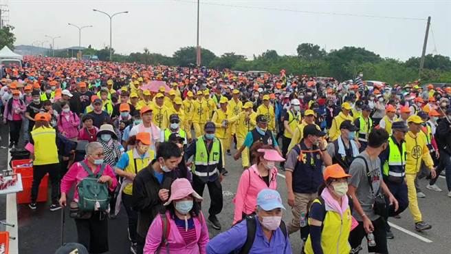拱天宮媽祖19日下午在上萬信眾陪同下回到通霄。（讀者提供／謝明俊苗栗傳真）
