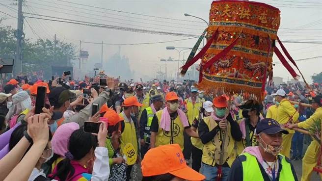 拱天宮媽祖19日下午在上萬信眾陪同下回到通霄。（讀者提供／謝明俊苗栗傳真）