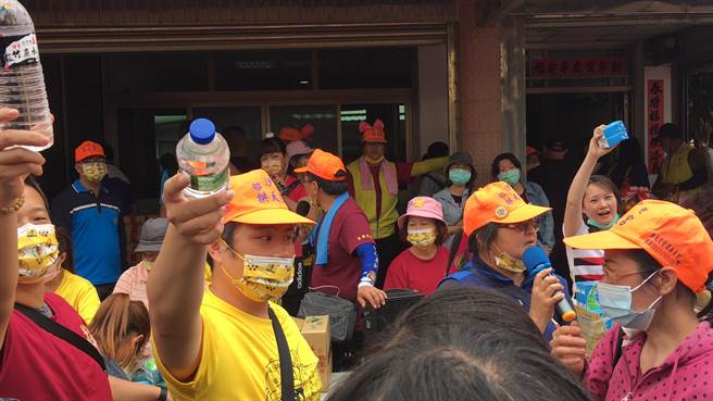 拱天宮媽祖進香遶境活動回到通霄鎮，信眾在白沙火車站周邊擺設飯攤，慰勉工作人員及香燈腳辛勞。（拱天宮提供／謝明俊苗栗傳真）