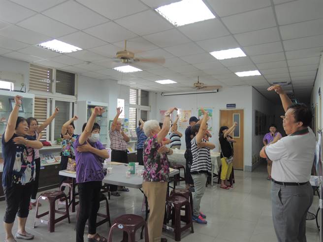 彰化縣有多達42個糖尿病支持團體，遍布全縣各鄉鎮市，其中22個團體入選為109年度評選優良團體，透過互動活動，醫護團隊帶領病友一起運動、討論健康飲食。（彰化縣衛生局提供／謝瓊雲彰化傳真）