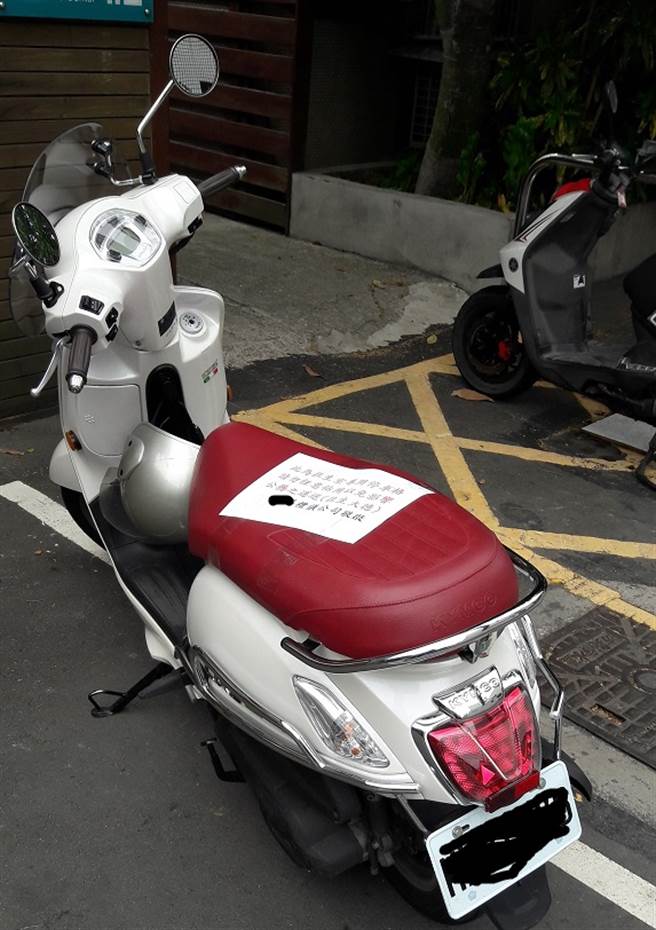 机车停医院门口被贴纸条 口气有礼貌一看内容头皮狂发麻(图片取自/新竹爆料公社)