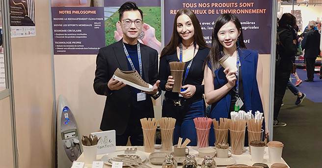 朝陽科大畢業校友黃千鐘(左1)，以應用化學專業研發農業廢棄物的再生利用，製成杯蓋及餐具刀叉，取代一次性塑膠，推展綠色循環經濟不遺餘力。（圖/朝陽科大提供）