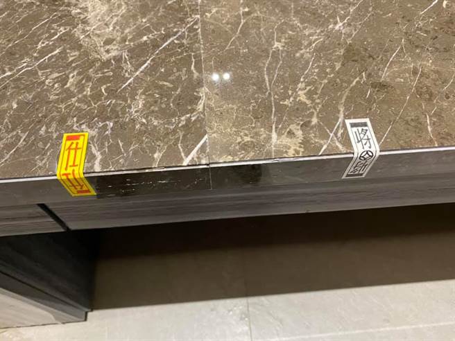 有不少内行人跳出解答，表示会在大理石上贴上四色牌，主要是师傅要拿来调整安装石材高度跟左右缝。(图取自爆系知识家)