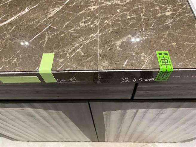 女网友好奇发问，为何装潢的大理石上要贴上四色牌。(图取自爆系知识家)