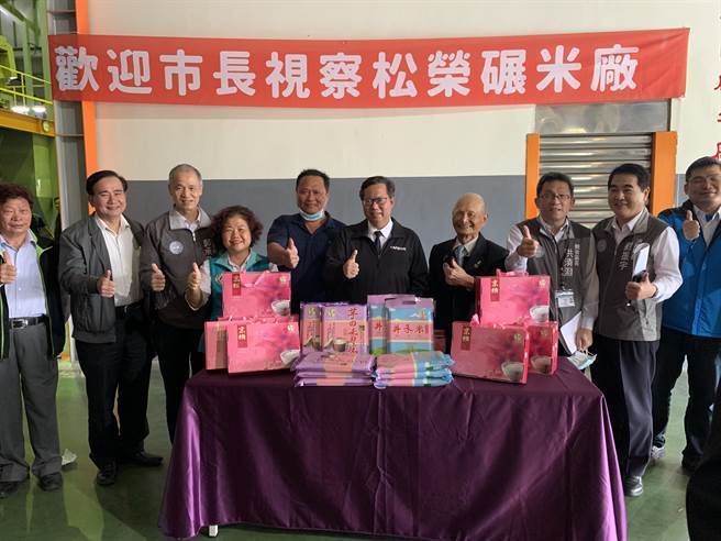 桃园市长郑文灿19日参访松荣碾米厂，期盼松荣厂区的各项技术能与桃园在地农民合作。（姜霏摄）