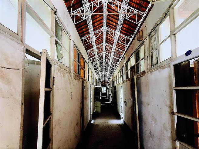 过去作为高雄港工人休息与住宿使用，从空间中可以感受到厚重工业感。（摄影/Carter）