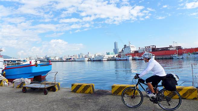 车骑累了，可休息一下，欣赏海天一色的海岸风光。（图片提供/Eddie）