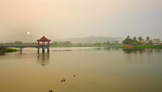 雾霭中朦胧的美浓湖日出，有如泼墨山水画。（摄影/Carter）