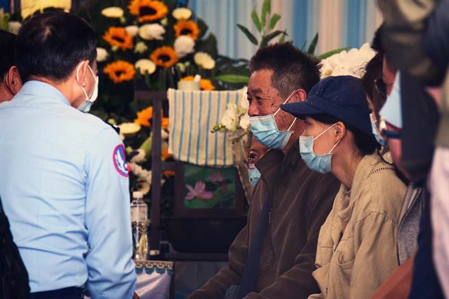 空军司令熊厚基19日到潘颖谆灵堂吊唁，并慰问家属。（庄哲权摄）