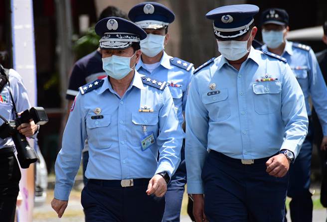 空军司令熊厚基19日到潘颖谆灵堂吊唁，并慰问家属。（庄哲权摄）